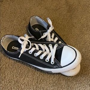 Black low top converse